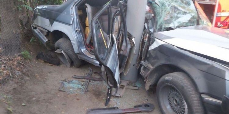 В столице автомобиль на высокой скорости влетел в столб: пассажирка в реанимации