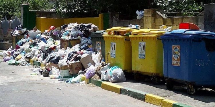 Жильцы многоквартирных домов могут потребовать наказания чужим людям, которые привозят свой мусор на близлежащие платформы