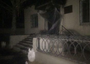 Vulcănești: Persoane necunoscute au dat foc în fața Procuraturii la două cauciucuri pe care le-au stropit cu inflamabil | VIDEO