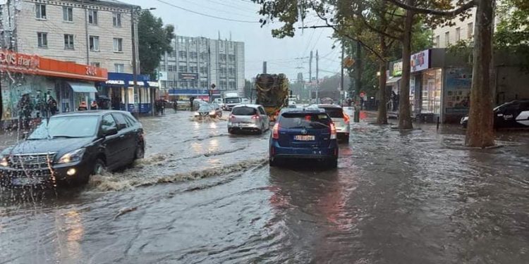В столице из-за подтопления некоторых улиц движение общественного транспорта изменилось