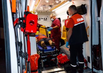 Mai multe plăci de granit au căzut peste oameni, la Bălți: Un mort și 2 răniți