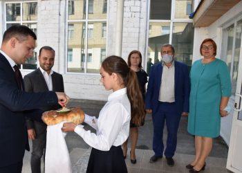 Cu ce amendă s-a ales directoarea gimnaziului din satul Hiliuți, raionul Râșcani, unde socialiștii au inaugurat cu fast veceul | VIDEO