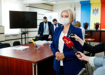 Violeta Ivanov, candidatul PP „ȘOR” la prezidențiale, a depus listele cu semnături la CEC: „Trântorii politici care au promis multe cetățenilor și n-au făcut nimic nu vor avea o viață bună” | VIDEO