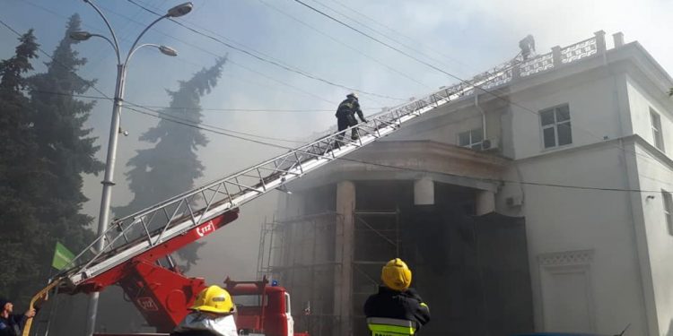 Incendiu la Filarmonica Națională din Chișinău: S-a prăbușit tavanul clădirii. La fața locului a fost creat un stat major | Update