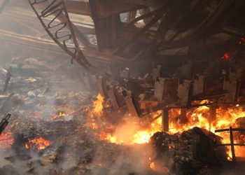 La Filarmonica Națională lucrează 8 autospeciale și 56 de pompieri. A fost nevoie de implicarea unei macarale