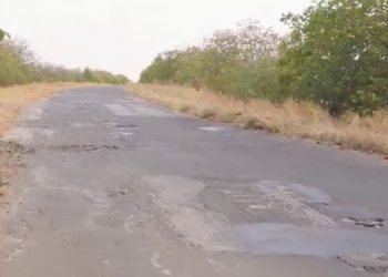 (НЕ)хорошие дорогие: Жители села Максимовка Ново-аненского района возмущены. Несмотря на проект и наличие денег в их населенном пункте не появилось ни метра нового асфальта | VIDEO