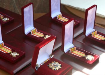 Fostul ministru al Justiției: «Acest om, deși ocupă oficial postul de președinde al țării, se comportă ca la piață». Decorarea lui Mihail Aizin cu ordinul «Gloria Muncii» a fost criticată dur |  VIDEO