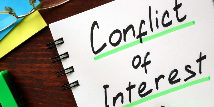 Un primar democrat riscă să rămână fără mandat, iar doi consilieri locali au încălcat regimul juridic al incompatibilităților