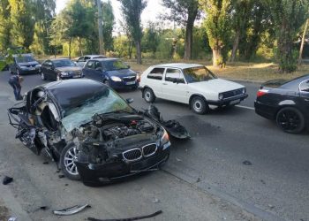 Accident pe strada Muncești. Un automobil de model Mercedes a fost distrus după ce s-a tamponat cu un tractor