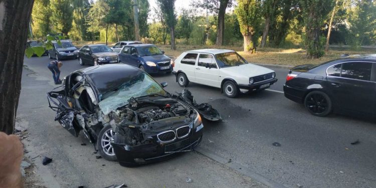 Accident pe strada Muncești. Un automobil de model Mercedes a fost distrus după ce s-a tamponat cu un tractor