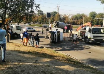 Accident în sectorul Rîșcani. O furgonetă s-a răsturnat la cercul giratoriu de la Tipografie