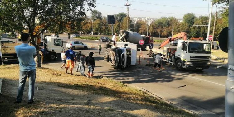 Accident în sectorul Rîșcani. O furgonetă s-a răsturnat la cercul giratoriu de la Tipografie