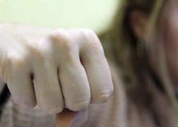 O tânără din România a bătut patru polițiști și trei bodyguarzi  | VIDEO