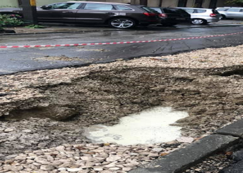 Un local din capitala a fost inundat în urma ploilor abundente. Amestecul din nisip, lut și apă s-a revărsat chiar în interiorul clădirii | VIDEO