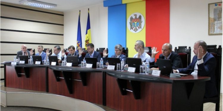 CEC, acuzată că îl favorizează pe Dodon în alegerile prezidențiale. Partidele au fost scoase din categoria concurenților electorali