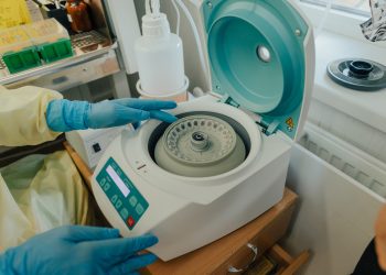 Laboratoarele din țară vor putea efectua mai multe probe datorită noilor echipamente donate de Elveția