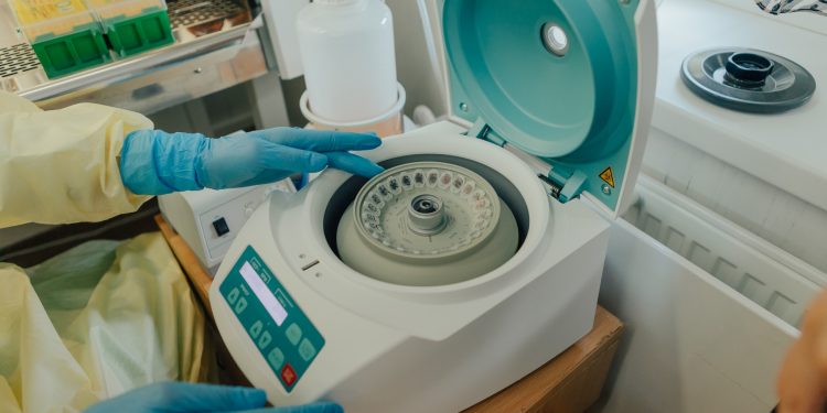 Laboratoarele din țară vor putea efectua mai multe probe datorită noilor echipamente donate de Elveția