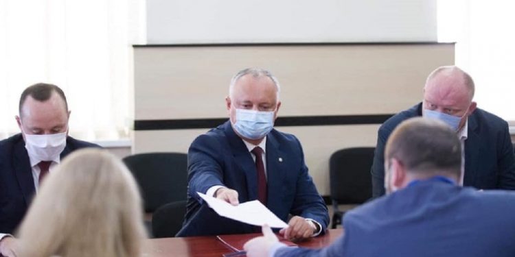 Prezidențiale 2020: Membrul echipei de colectare a semnăturilor pentru Dodon, cercetat penal de CNA pentru luare de mită