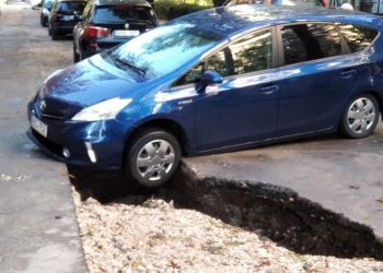 Doi șoferi au ajuns cu roțile mașinilor în asfalt după ce drumul a fost surpat