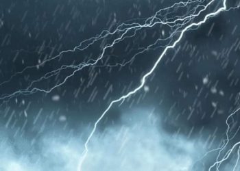 Schimbări bruște ale vremii. Meteorologii prognozează averse cu descărcări electrice în următoarele zile
