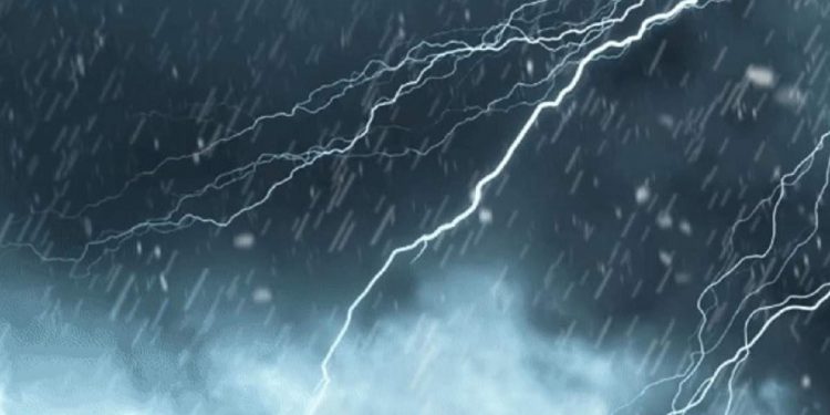 Schimbări bruște ale vremii. Meteorologii prognozează averse cu descărcări electrice în următoarele zile