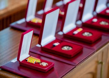 Scandalul legat de decorarea lui Aizin de către Dodon continuă: Slusari cere explicații. Omul de afaceri implicat amenință cu judecata | VIDEO