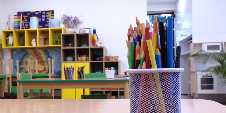 Copiii dormeau la amiază pe saltele amplasate pe podea: Detalii despre grădinița din capitală, închisă după ce au fost depistate numeroase ilegalități