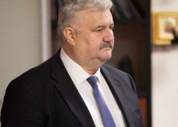 Oficialii care s-au înghesuit la ușa toaletei pentru a tăia o panglică roșie ar putea fi amendați. Ministrul Educației: „Este strigător la cer” | VIDEO