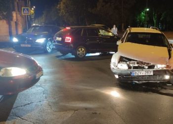 Accident nocturn în Chișinău. Doi polițiști, la spital | VIDEO