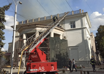 Pompierii și salvatorii continuă să demonteze acoperișul Filarmonicii care riscă să se prăbușească în orice moment