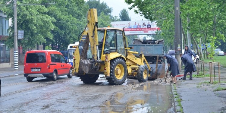 Serviciile municipale specializate sunt mobilizate în teritoriu pentru a lichida consecințele ploii din noaptea trecută