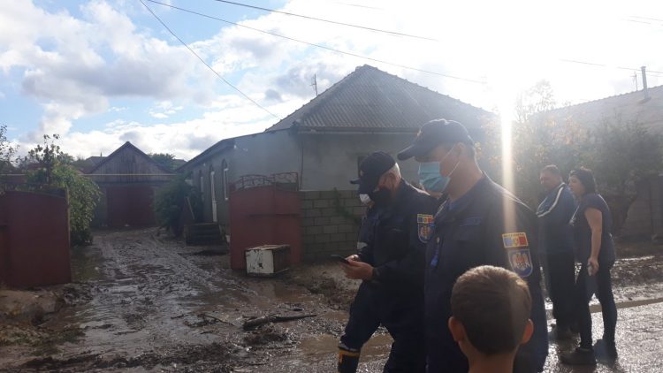 Consecințele ploilor de ieri din sudul țării: Persoane evacuate, zeci de gospodării înnămolite și drumuri deteriorate | FOTO