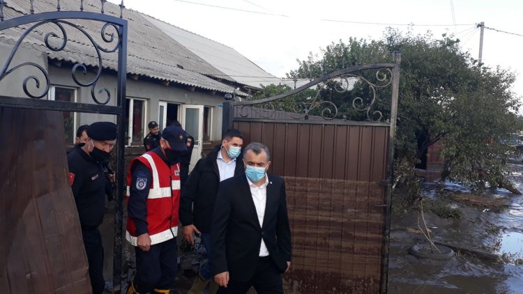 Consecințele ploilor de ieri din sudul țării: Persoane evacuate, zeci de gospodării înnămolite și drumuri deteriorate | FOTO