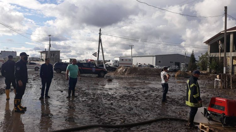 Consecințele ploilor de ieri din sudul țării: Persoane evacuate, zeci de gospodării înnămolite și drumuri deteriorate | FOTO
