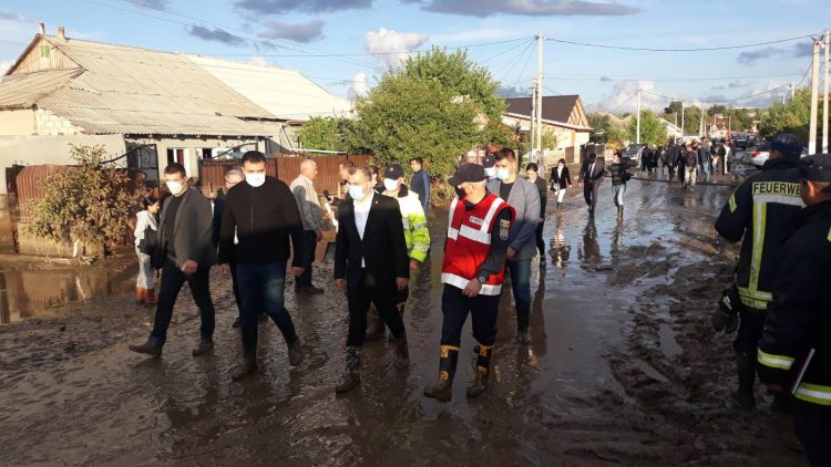 Consecințele ploilor de ieri din sudul țării: Persoane evacuate, zeci de gospodării înnămolite și drumuri deteriorate | FOTO