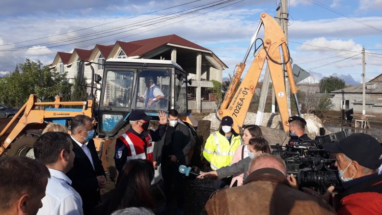 Consecințele ploilor de ieri din sudul țării: Persoane evacuate, zeci de gospodării înnămolite și drumuri deteriorate | FOTO