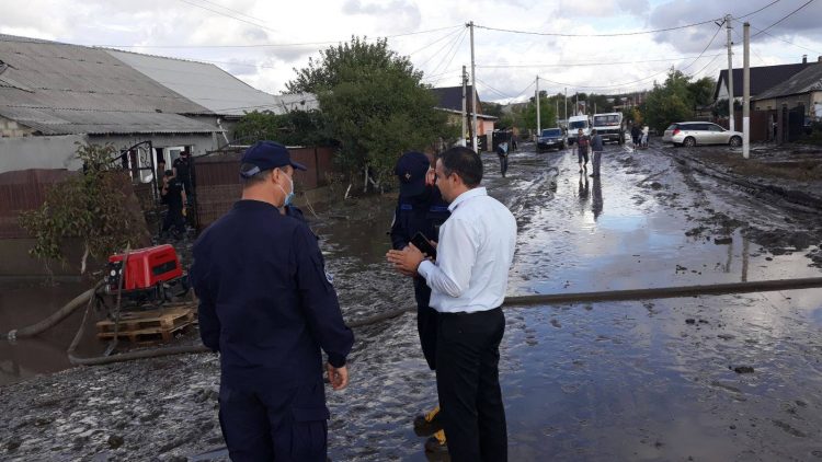 Consecințele ploilor de ieri din sudul țării: Persoane evacuate, zeci de gospodării înnămolite și drumuri deteriorate | FOTO