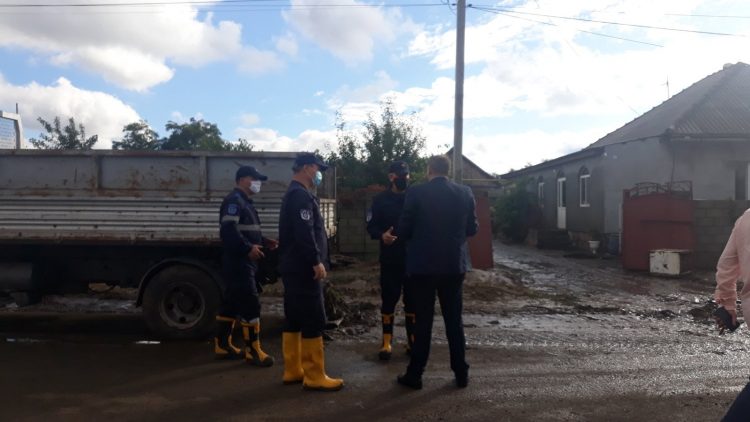 Consecințele ploilor de ieri din sudul țării: Persoane evacuate, zeci de gospodării înnămolite și drumuri deteriorate | FOTO