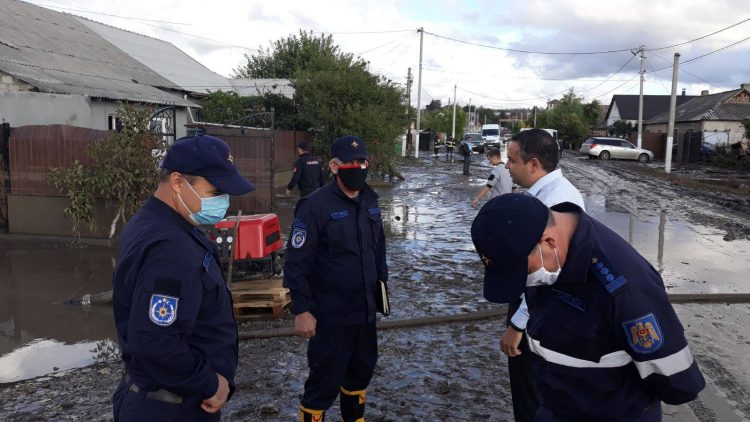 Consecințele ploilor de ieri din sudul țării: Persoane evacuate, zeci de gospodării înnămolite și drumuri deteriorate | FOTO