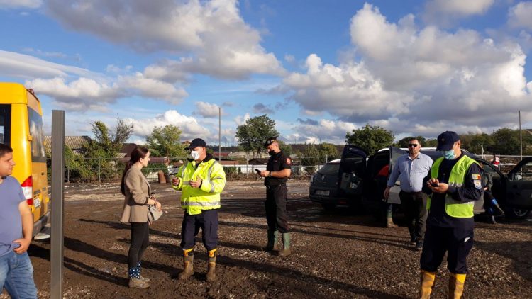 Consecințele ploilor de ieri din sudul țării: Persoane evacuate, zeci de gospodării înnămolite și drumuri deteriorate | FOTO