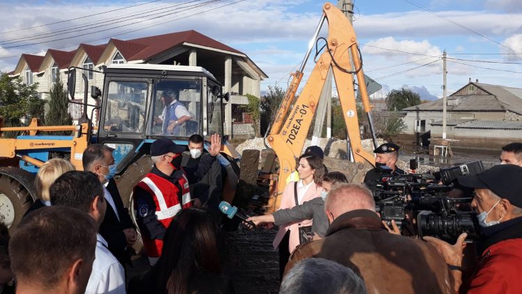 Consecințele ploilor de ieri din sudul țării: Persoane evacuate, zeci de gospodării înnămolite și drumuri deteriorate | FOTO