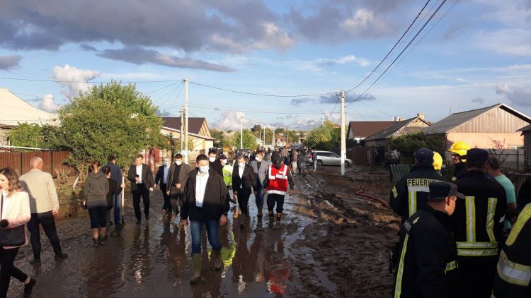 Consecințele ploilor de ieri din sudul țării: Persoane evacuate, zeci de gospodării înnămolite și drumuri deteriorate | FOTO