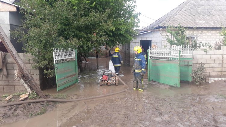 Consecințele ploilor de ieri din sudul țării: Persoane evacuate, zeci de gospodării înnămolite și drumuri deteriorate | FOTO