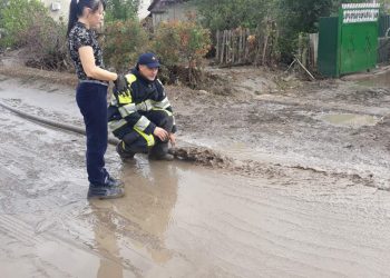 Consecințele ploilor de ieri din sudul țării: Persoane evacuate, zeci de gospodării înnămolite și drumuri deteriorate | FOTO