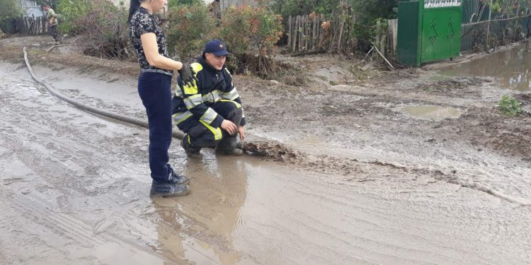 Consecințele ploilor de ieri din sudul țării: Persoane evacuate, zeci de gospodării înnămolite și drumuri deteriorate | FOTO