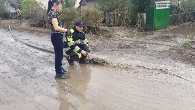 Consecințele ploilor de ieri din sudul țării: Persoane evacuate, zeci de gospodării înnămolite și drumuri deteriorate | FOTO