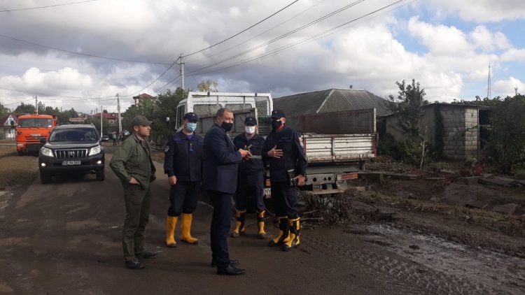 Consecințele ploilor de ieri din sudul țării: Persoane evacuate, zeci de gospodării înnămolite și drumuri deteriorate | FOTO
