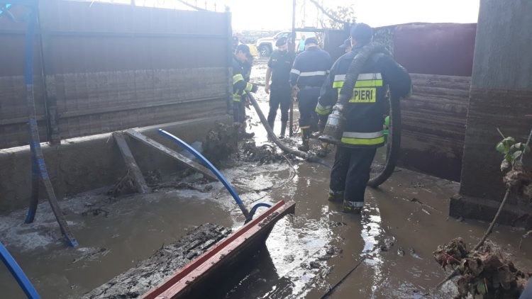 Consecințele ploilor de ieri din sudul țării: Persoane evacuate, zeci de gospodării înnămolite și drumuri deteriorate | FOTO