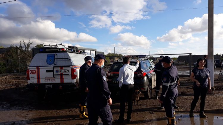 Consecințele ploilor de ieri din sudul țării: Persoane evacuate, zeci de gospodării înnămolite și drumuri deteriorate | FOTO