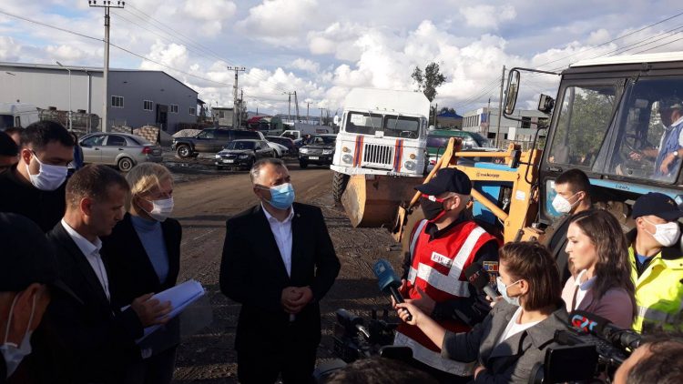 Consecințele ploilor de ieri din sudul țării: Persoane evacuate, zeci de gospodării înnămolite și drumuri deteriorate | FOTO